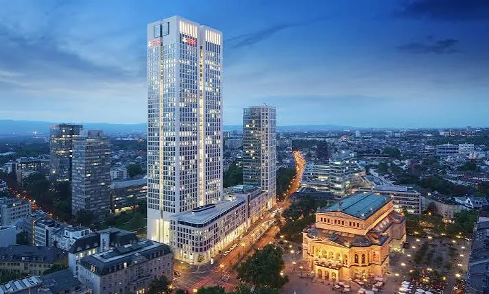 OpernTurm und Alte Oper in Frankfurt am Abend